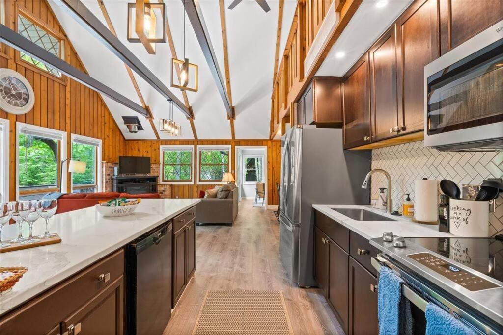 The Gingerbread House: 4 Bedroom Chalet, W/ Sunroom/Deck, Sleeps 12, Modern Amenities McGaheysville Ngoại thất bức ảnh