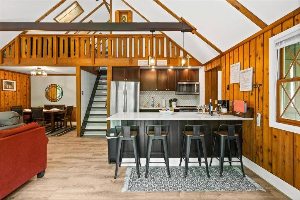 The Gingerbread House: 4 Bedroom Chalet, W/ Sunroom/Deck, Sleeps 12, Modern Amenities McGaheysville Ngoại thất bức ảnh